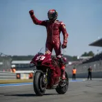 Illustration for our Japanese GP report: a rider celebrates his victory after the race.