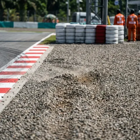 Illustration for our Indonesian GP practice report: a gravel run-off trap beside the circuit kerbing.